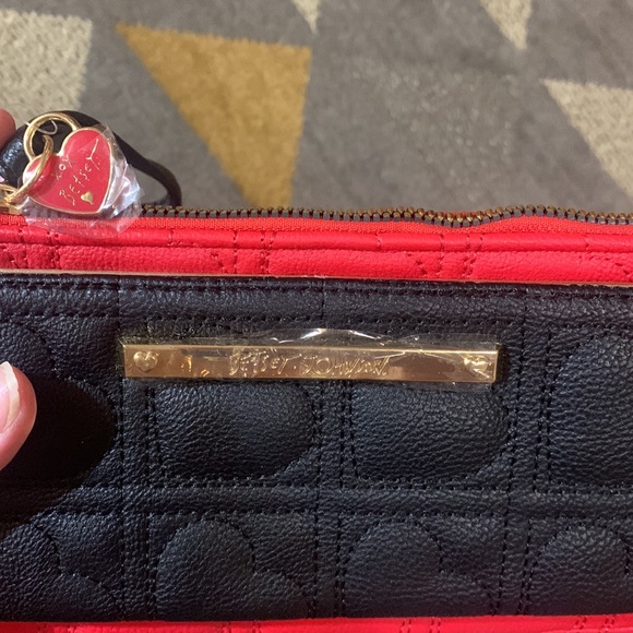 BETSEY JOHNSON Black & Red Leather Hearts Gold Wristlet Wallet NWT - Picture 3 of 6